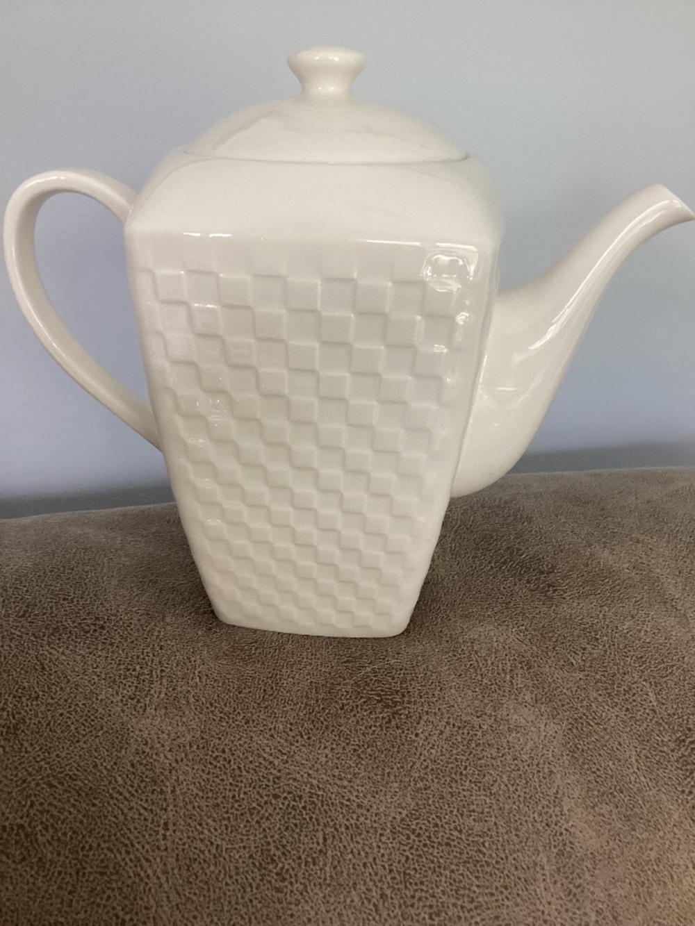 Roscher porcelain basket weave design white teapot new with tag